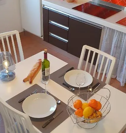 Entier Au Dessus De Villa, Climatisation Reversible Poele A Bois Tres Chaleureux , Wi Fi Parking Privee Gratuit Situation 500 M, Et Centre *