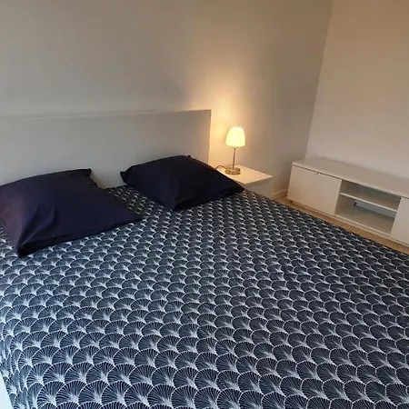 Entier Au Dessus De Villa, Climatisation Reversible Poele A Bois Tres Chaleureux , Wi Fi Parking Privee Gratuit Situation 500 M, Et Centre Apartmán *